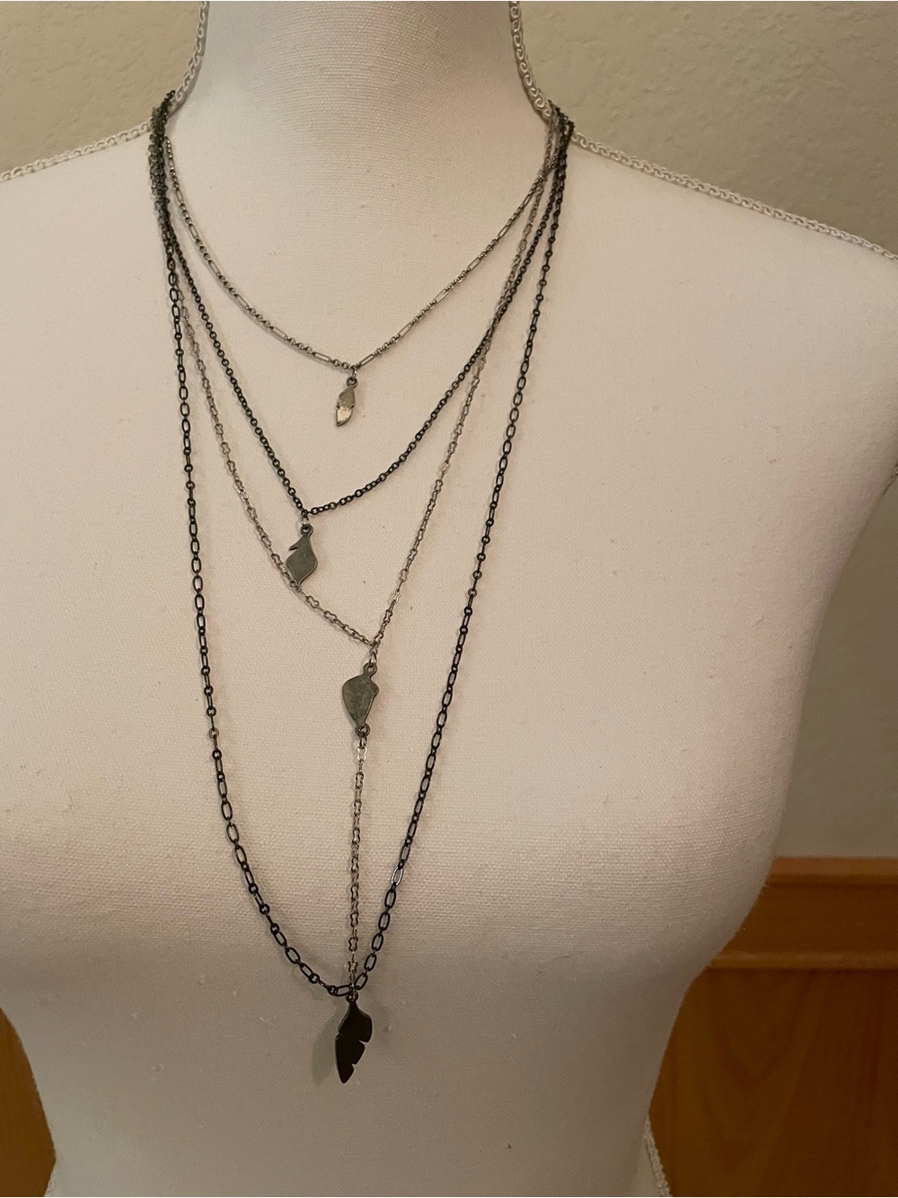 Layered Leaf Pendant Necklace - Silver/Black